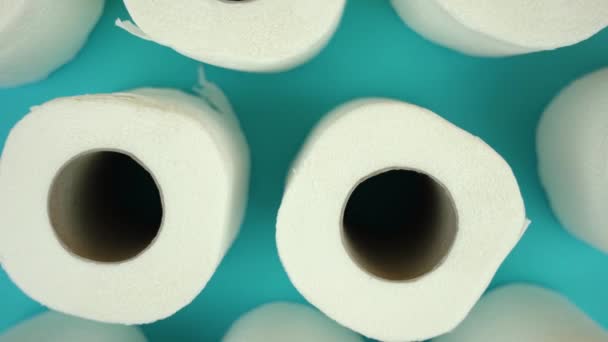 Бумажные рулоны на синем фоне — стоковое видео