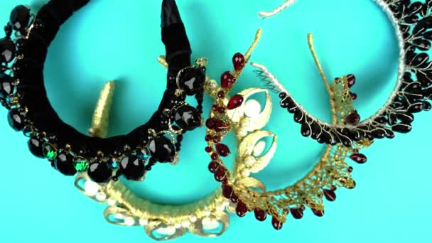 Schöne Kronen mit Juwelen auf blauem Hintergrund — Stockvideo