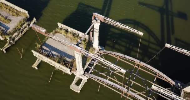 Alte Brücke über den Fluss in zwei Teile zerbrochen — Stockvideo