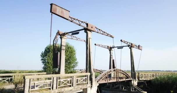 Vlucht over verwoeste oude brug — Stockvideo