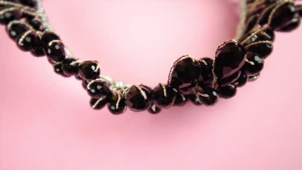 頭tiaraで黒真珠でピンクの背景 — ストック動画
