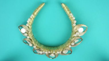 Mavi arka planda saç halkası tacı.