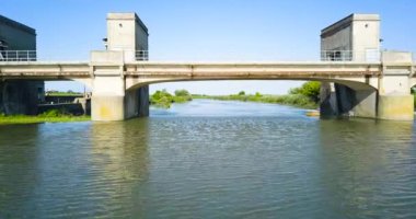 Nehir üzerinde eski hidroelektrik santrali olan bir köprü.