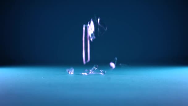 El vidrio cae al suelo en cámara lenta — Vídeos de Stock