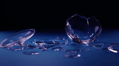 Yerde kırık bir kadeh.