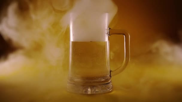 Імітація пива з туманом і водою в скляній чашці на коричневому — стокове відео