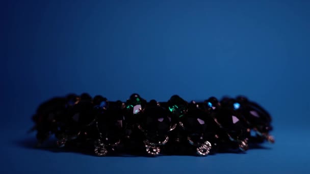 Stylish headband with large blue and green gemstones on blue — Stock Video