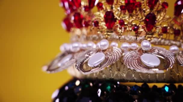 Дорогоцінні камені тіараса і пов'язка з перлами на жовтому — стокове відео