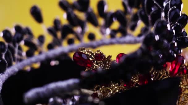 Tiaras elegantes com pedras preciosas vermelhas e pretas ligam amarelo — Vídeo de Stock