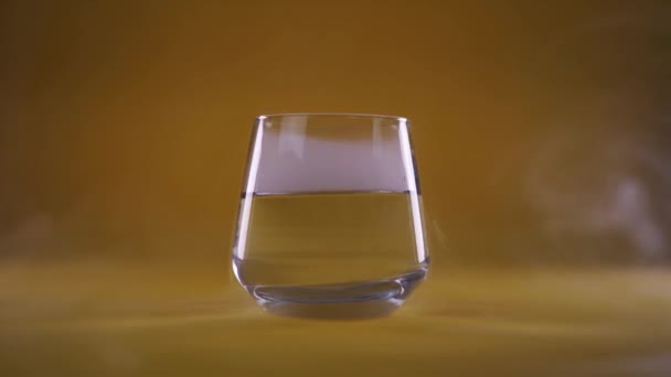 白い蒸気が透明な水でガラスの周りに広がり — ストック動画