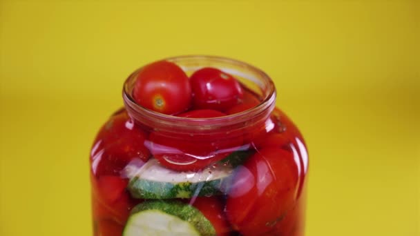 Öppen glasburk med konserverade tomater zucchini och peppar — Stockvideo