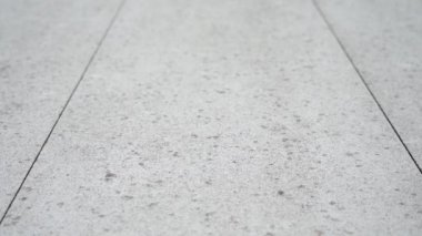 Lekeli açık gri beton döşemeler