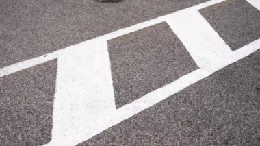 Otopark alanındaki güvenli ada boyunca hareket