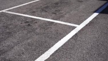 Park yerinde beyaz işaretli asfalt yol boyunca hareket