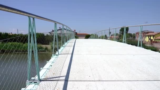 Beweging over brug over rivier met metalen rooster op leuningen — Stockvideo