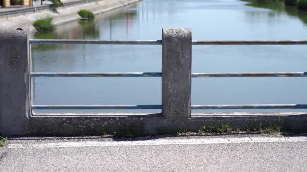 Gerak sepanjang jembatan dengan jalan dan pegangan beton tua — Stok Video