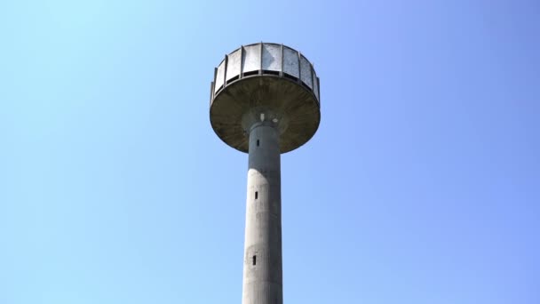 Alta vecchia torre in pietra grigia con terra in legno — Video Stock