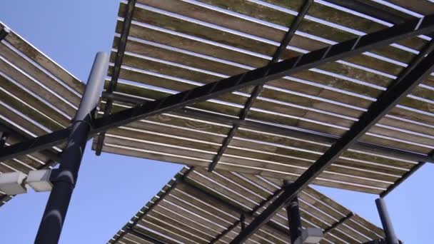 Střecha stylového pavilonu s dřevěnými štíty proti modré obloze — Stock video