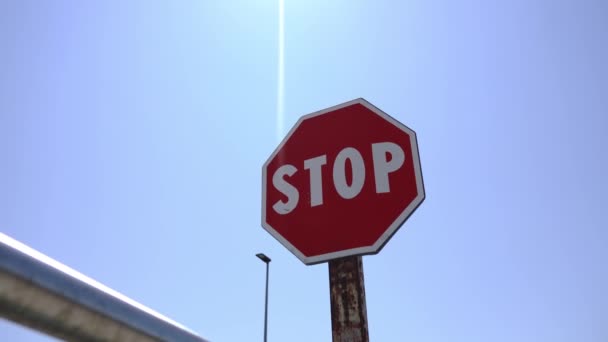 Motion au panneau rouge Stop sur poteau rouillé dans la rue de la ville — Video