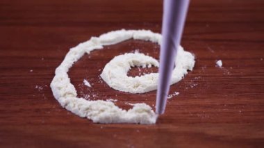 Spiral pudralı uyuşturucu pipetle emilir.