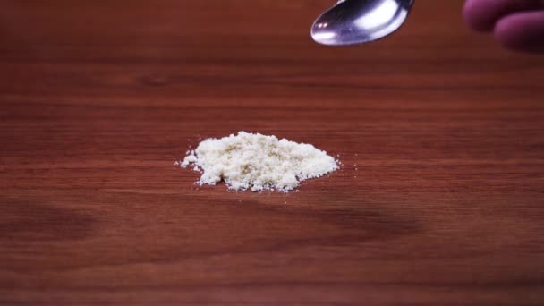 白粉用勺子扔在桌上 — 图库视频影像