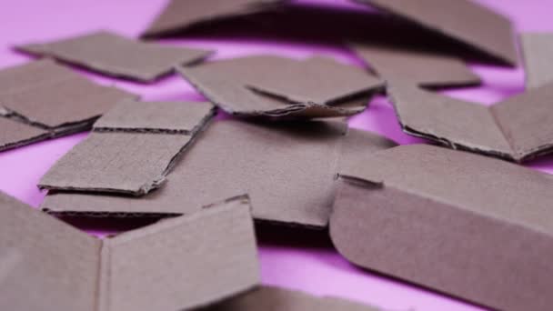 Cartone tagliato a pezzi sul tavolo rosa — Video Stock