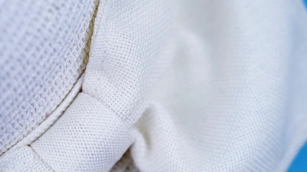 Большая декоративная белая лента на стильном соломенном зонтике — стоковое видео