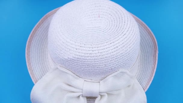 Модная соломенная шляпа белого цвета с большой лентой — стоковое видео