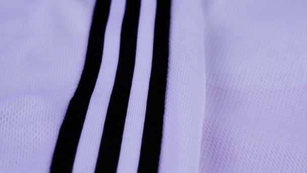 Tecido de malha branca para sportswear com listras pretas mentiras — Vídeo de Stock
