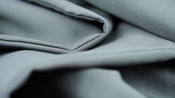 Elegante tessuto di cotone grigio di colore grigio si trova sul mucchio — Video Stock