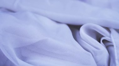 Küçük kıvrımlı beyaz renkli yumuşacık tül kumaş.