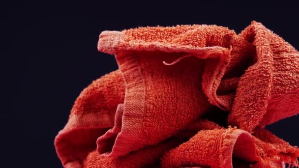 Morbido asciugamano di spugna rugosa di colore rosso si trova e ruota — Video Stock