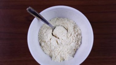 Kaşıkta beyaz protein tozu