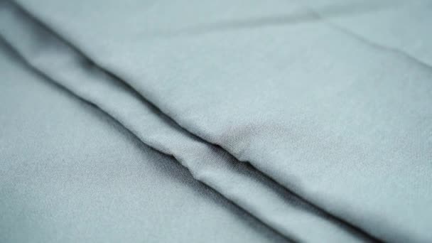 小さな折り目の綿の布が山に横たわって回転します — ストック動画