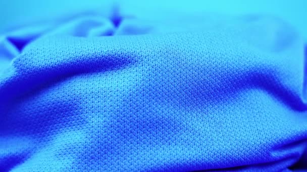 T-shirt sportif en polyester à la mode de couleur bleue tourne — Video