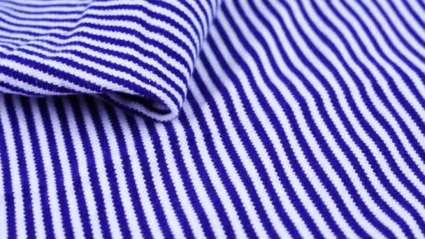 Koncipovaná bavlněná tkanina s modrými a bílými pruhy — Stock video