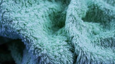 Turkuaz rengin moda terry havlusu yalan söyler ve döner