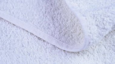 Beyaz renkli terry banyo havlusu yalan söylüyor ve dönüyor