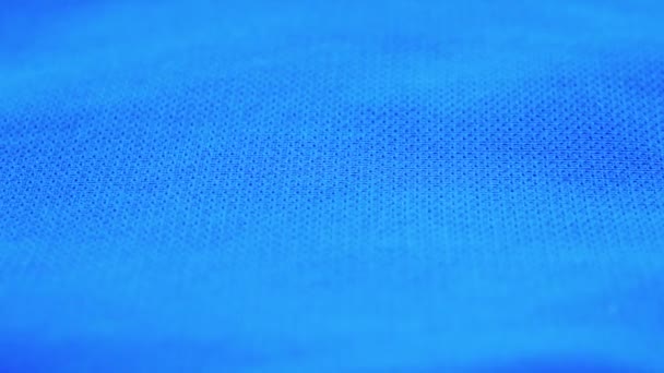 Модная ткань для спортивной одежды из голубого полиэстера крупным планом — стоковое видео