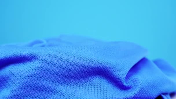 Mavi polyester tekstilin şık spor giysileri ürünü. — Stok video
