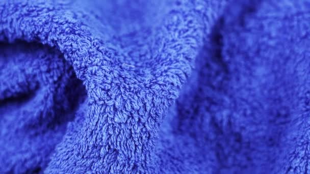 Asciugamano di spugna alla moda di colore blu con piccole pieghe — Video Stock