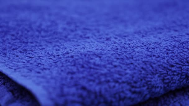 Moda grande azul marinho terry toalha mentiras e gira — Vídeo de Stock