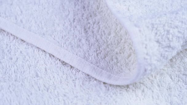 Frotte łazienka ręcznik białego koloru kłamie i obraca — Wideo stockowe
