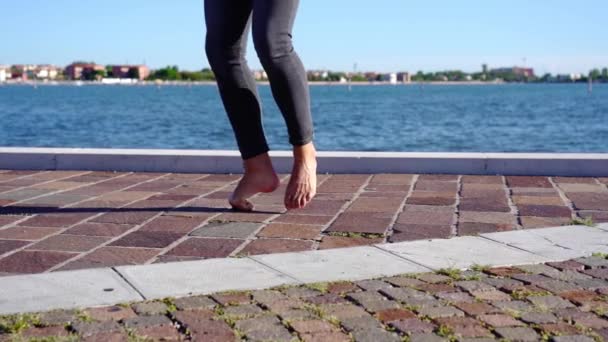 Kerel in jeans staat op tenen in ballet stijl trainingsvoeten — Stockvideo