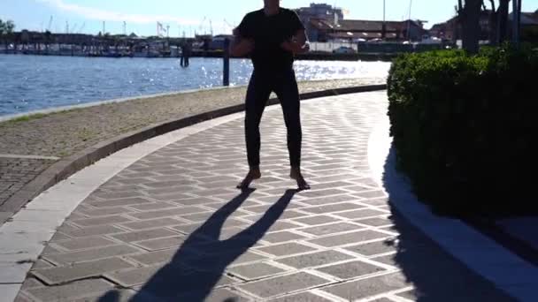 Ervaren barefoot ballet danser silhouet hangt in sprong — Stockvideo