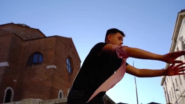 Dançarino executa na praça com edifícios antigos no verão — Vídeo de Stock