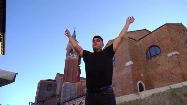 Professionell dansare uppträder mot historisk byggnad — Stockvideo