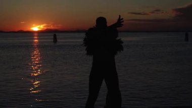 Sahne kostümlü bale koreografı, siluet dansları.