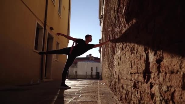 Profesjonalny choreograf pozuje do kamery w pobliżu budynku — Wideo stockowe