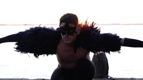 黒の衣装に身を包んだ芸術家は、川に対する仮面のポーズ — ストック動画